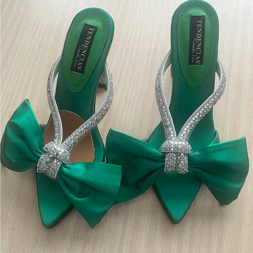 Statement glam shoes Green Satin Bow Heels Sz 7